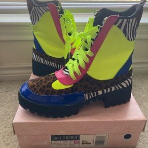 Cape Robbin. Commander Style